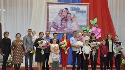 Четыре многодетные мамы Ровеньского района принимали поздравления представителей власти