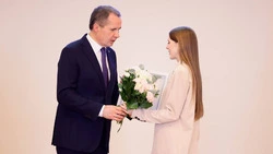 Вячеслав Гладков наградил губернаторских стипендиатов в категории «Образование»