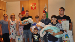 Ровеньский отдел ЗАГС зарегистрировал новорождённых и вручил родителям подарки