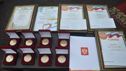 Ровеньские власти вручили волонтёрам молодёжного штаба акции #МыВместе памятные медали