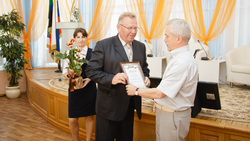 Глава администрации Лознянского поселения получил награду за эффективность работы властей