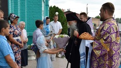 Епископ Валуйский и Алексеевский совершил литургию в Свято-Троицком соборе в Ровеньках
