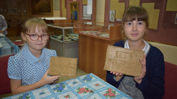 Ровеньские школьники сравнили древние способы письма с современными в краеведческом музее