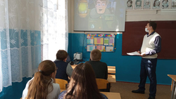 Школьники Ровеньской основной школы приняли участие в экологической акции «Живи, ёлка»