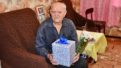 Ровеньские власти поздравили ветерана Великой Отечественной войны с днём рождения