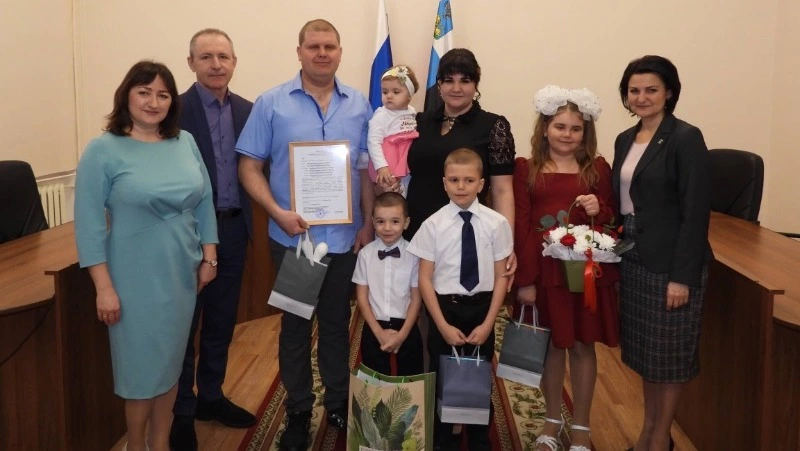 Многодетная семья Стрельцовых из села Ясены сможет приобрести свой дом