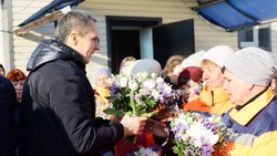 Вячеслав Гладков вручил цветы сотрудницам оперативных служб в Международный женский день