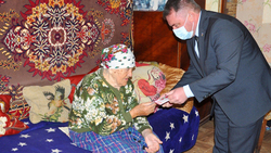 Власти поздравили долгожительницу посёлка Ровеньки Антонину Зубкову с юбилеем