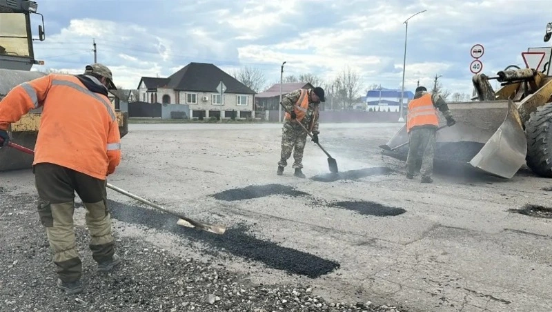 Ровеньские дорожники проводят ремонтные работы дорожного полотна